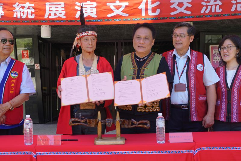 108年本中心曾主任智勇與鄒族代表人簽訂授權完整圖